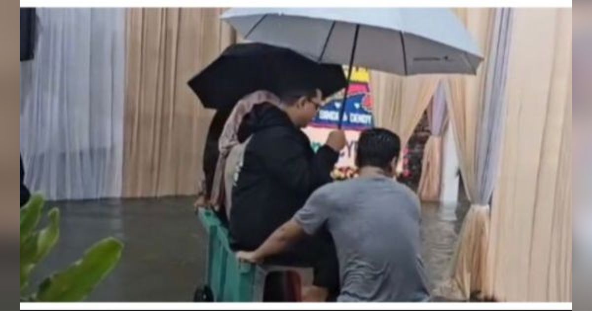 Tetap Digelar di Tengah Banjir, Cara Tamu Hadiri Resepsi Pernikahan Ini Viral