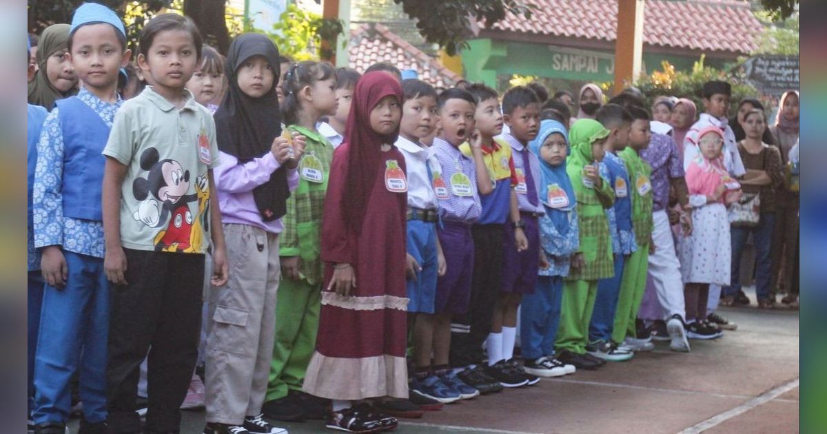 FOTO: Ragam Ekspresi Lucu Saat Murid Lulusan Taman Kanak-Kanak Memulai Tahun Ajaran Baru di Sekolah Dasar