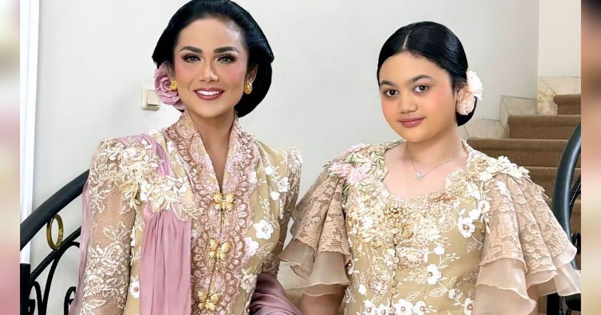 8 Potret Amora Lemos di Acara Tedak Siten Anak Atta & Aurel, Auranya Mahal Banget