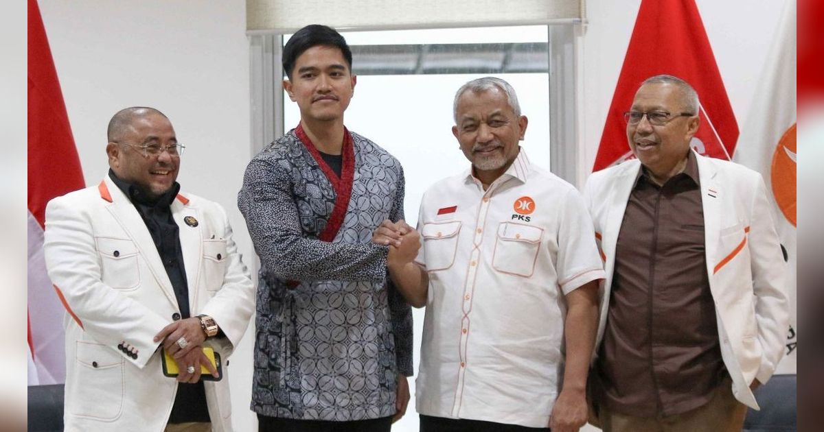 FOTO: Senyum Kaesang Jabat Tangan dengan Presiden PKS Ahmad Syaikhu Saat Silaturahmi Antar Partai Politik di Markas PKS