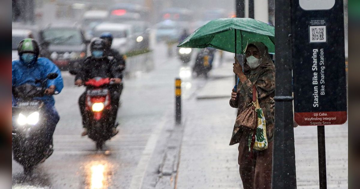 Cuaca Ekstrem Landa Jakarta, Warga Diminta Hindari Pinggir Sungai dan Waduk