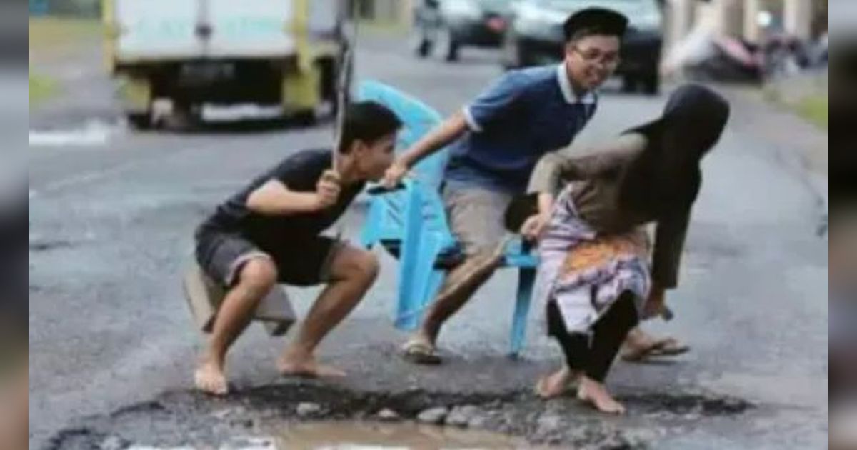 10 Potret Meme Seputar Jalan Rusak Ini Bikin Ngakak, Teguran Halus Untuk Otoritas