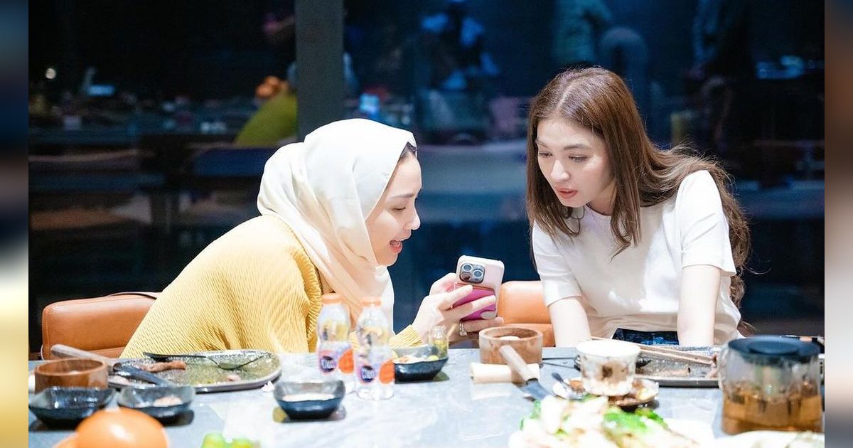 Intip Outfit Nagita Slavina dan Selvi Ananda Saat Nongkrong Bareng Bak Bestie