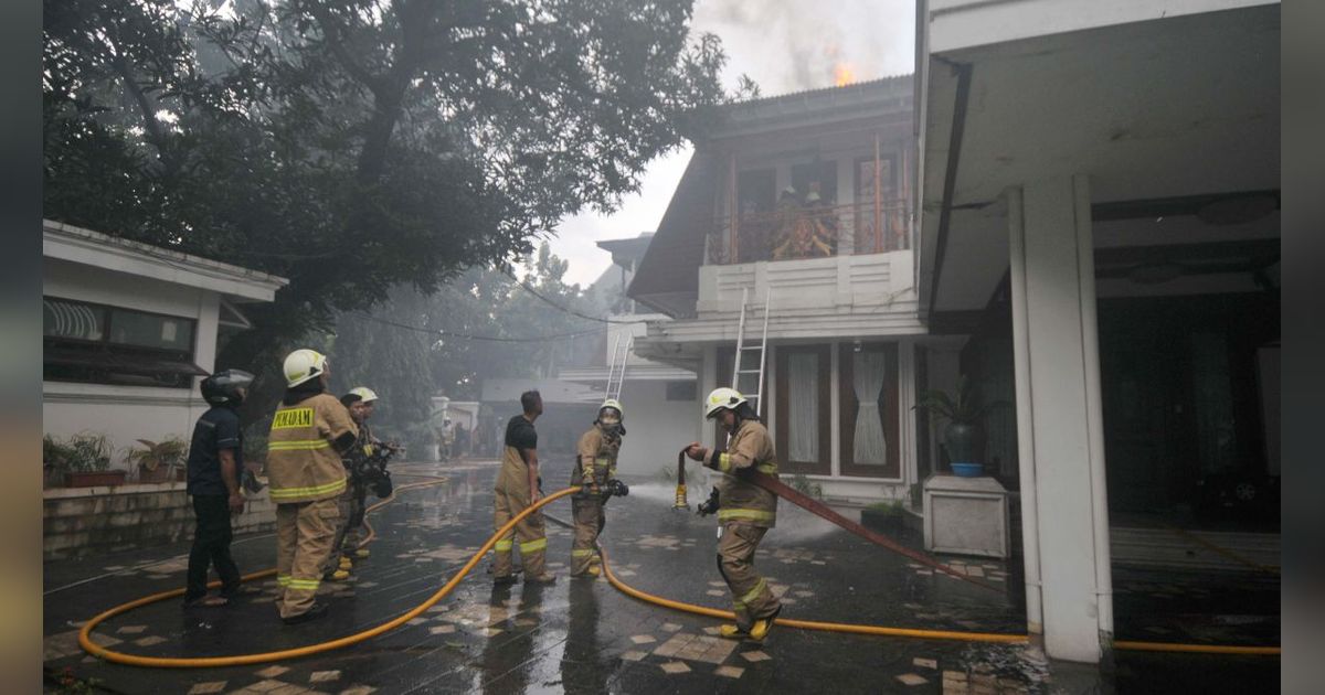 FOTO: Kebakaran Rumah Mewah di Menteng, 7 Mobil Pemadam Dikerahkan
