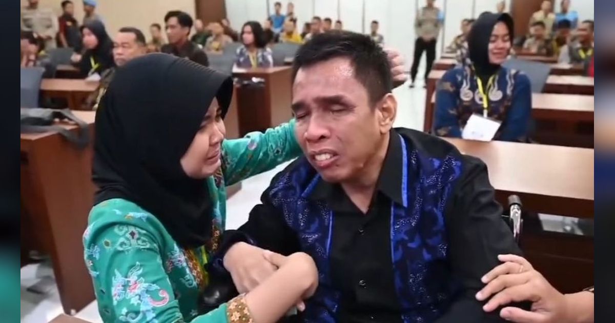 Momen Haru Anak Korban Bom Surabaya Lolos jadi Polwan, Ucap Syukur Sambil Peluk dan Cium Sang Ayah