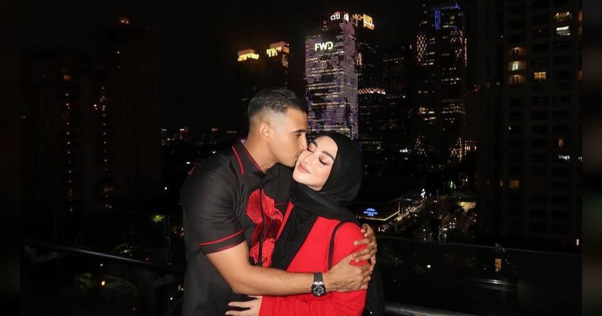 8 Potret Kemesraan Margin dan Ali Syakieb di Perayaan Ulang Tahunnya