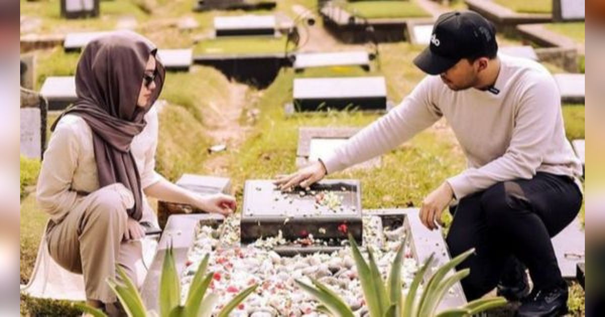 8 Foto Aaliyah Massaid dan Thariq Halilintar Ziarah Saat Ziarah Ke Makam Adjie Massaid Usai Menikah