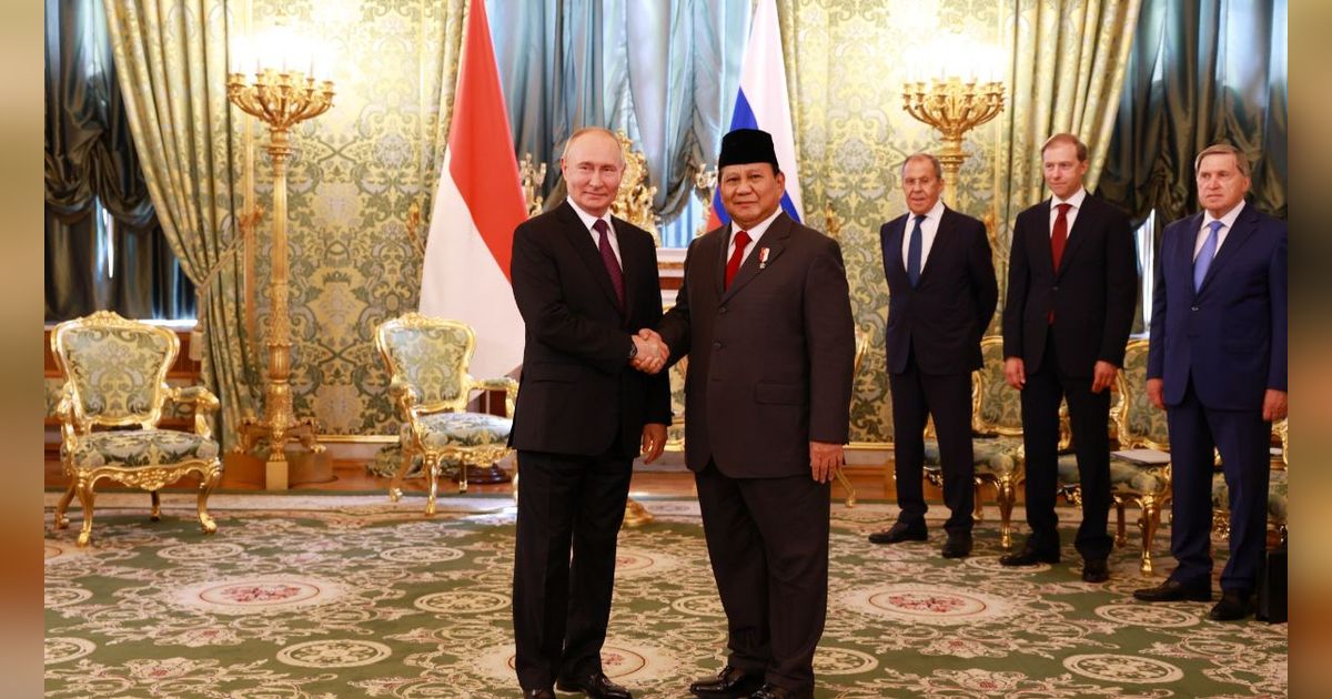 Dua Momen Akrab Prabowo Genggam Erat Tangan Presiden Putin, Berjalan Gagah Dikawal Mayor Teddy