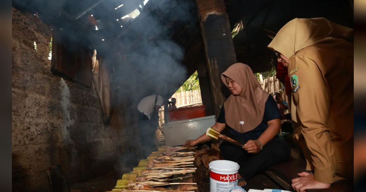 Telaten Kelola Bisnis Ikan Asap Tradisional Khas Banyuwangi, Pasutri Ini Kantongi Omzet Rp3 Juta per Hari