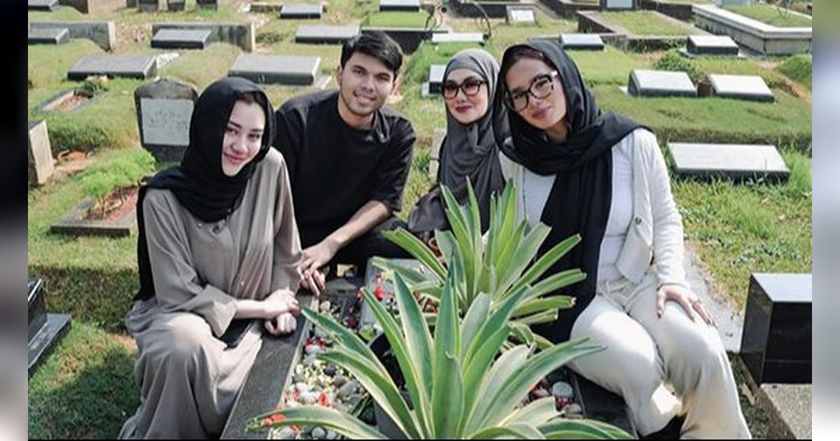 Potret Thariq Halilintar dan  Aaliyah Massaid Ziarah ke Makam Adjie Massaid Setelah Nikah