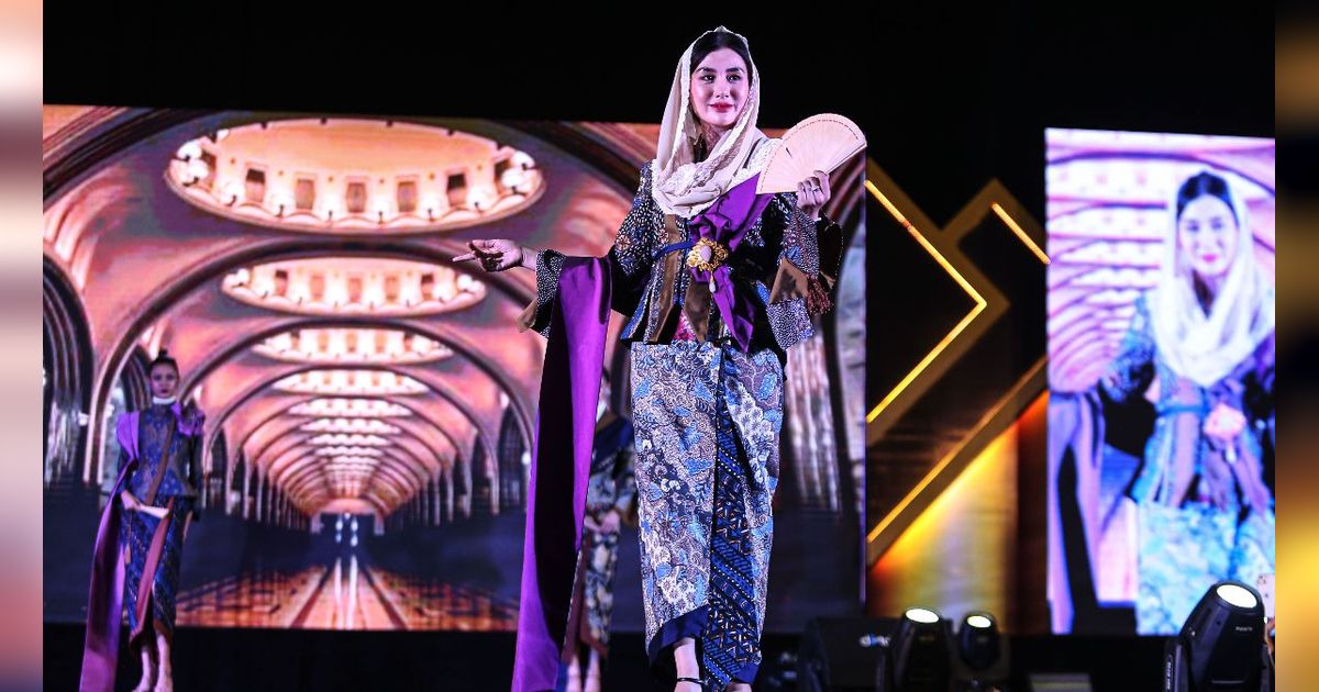 FOTO: Aksi Catwalk Istri Bupati Trenggalek Novita Hardini Peragakan Busana Karya Deden Siswanto