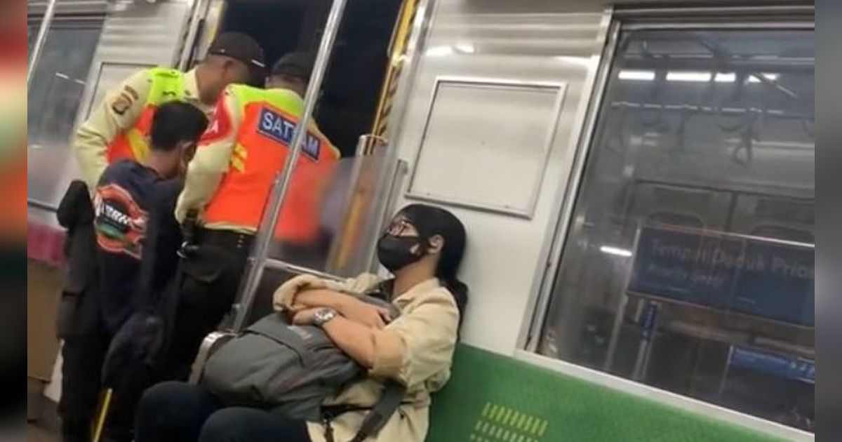 Aksi Sigap Security KRL Bantu Gendong Penumpang yang Baru Kecelakaan Ini Viral, Tuai Pujian