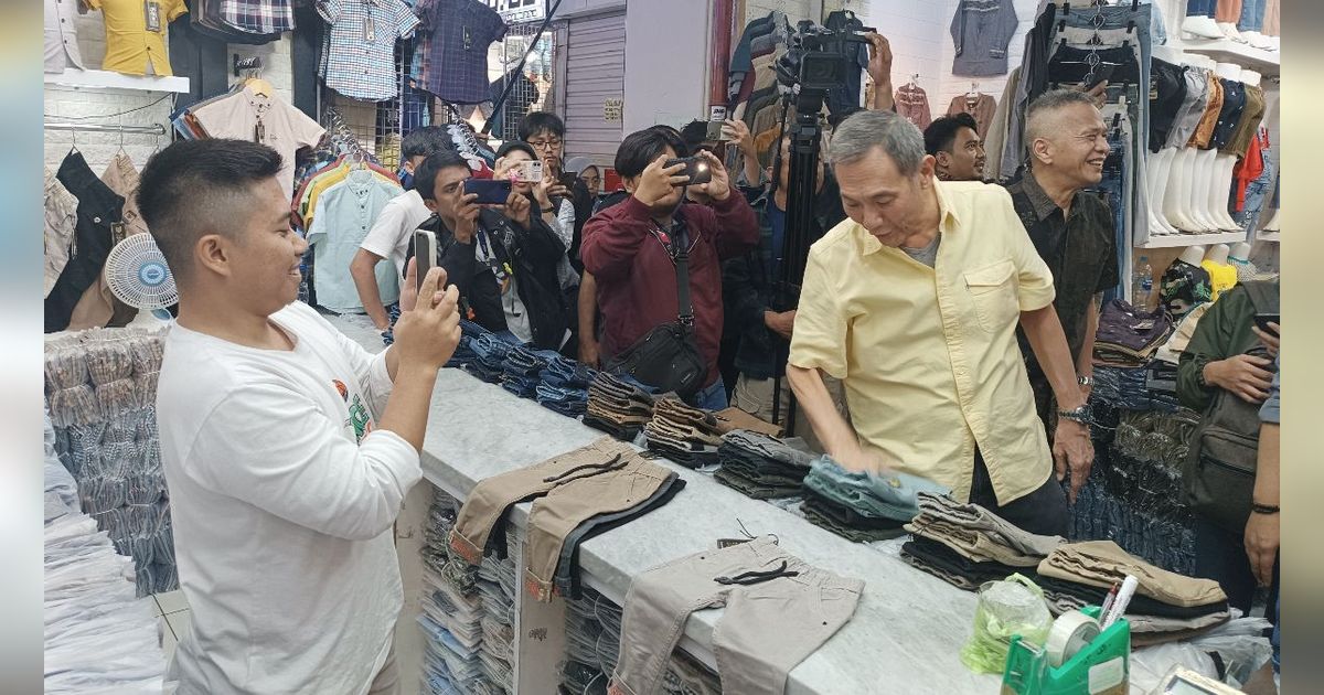 Pakai Blangkon, Ini Gaya Jusuf Hamka Blusukan ke Pasar Tanah Abang usai Dapat Mandat ke Pilkada Jakarta