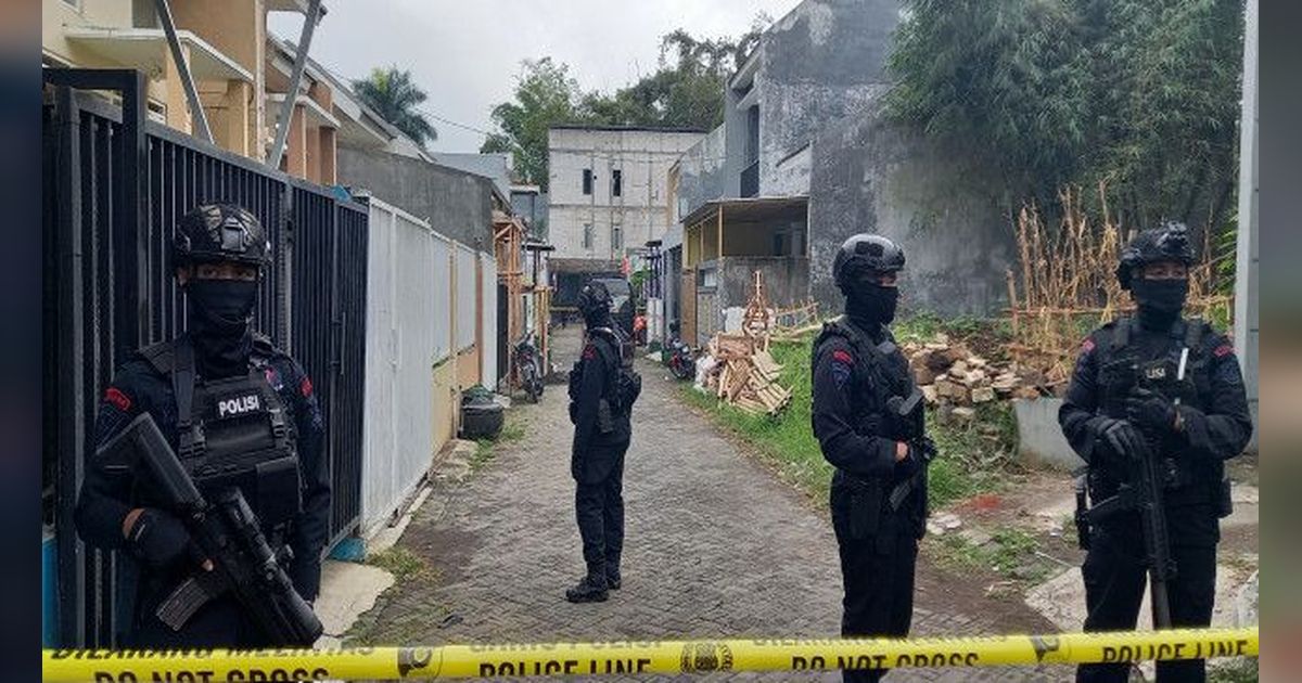 VIDEO: Rekaman Menegangkan, Detik-Detik Densus 88 Tangkap Tiga Terduga Teroris di Kota Batu