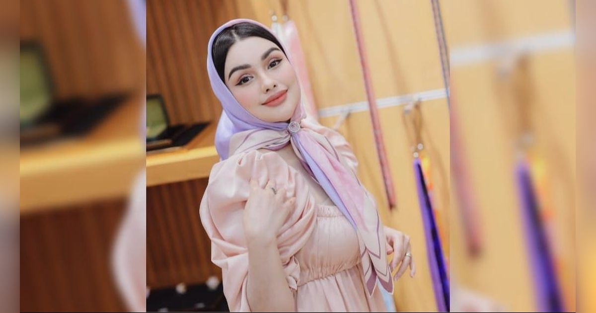 10 Potret Nurah Syahfirah Tampil Pakai Scarf, Pesona Cantiknya Kayak Barbie Banget!