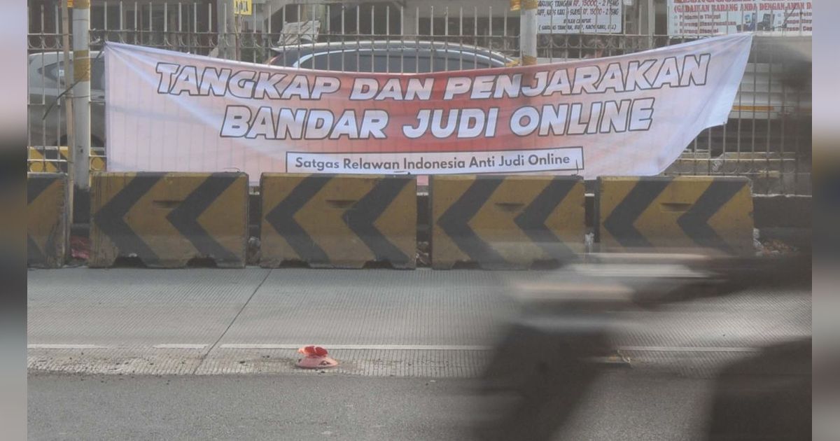 FOTO: Lewat Spanduk, Masyarakat Desak Pemerintah Tangkap dan Penjarakan Bandar Judi Online