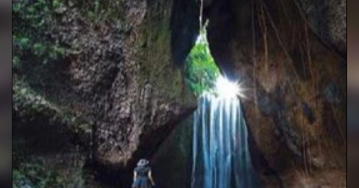 Ada di Lingkungan Pura, Air Terjun Tukad Cepung di Bali Suguhkan Pemandangan Tirai Matahari Indah