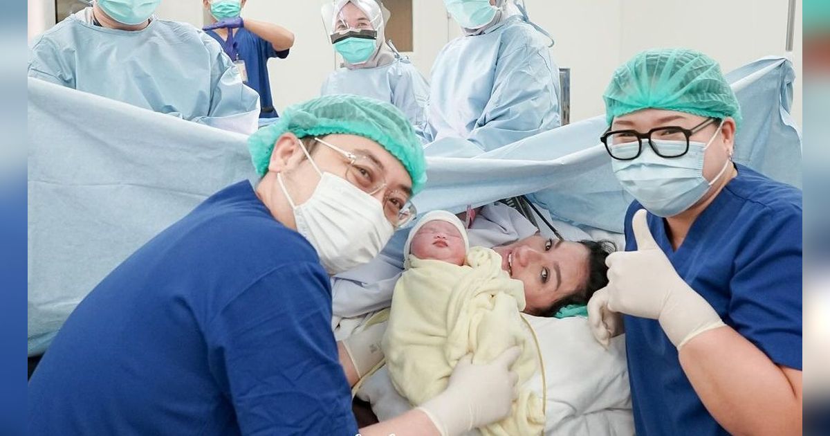 Potret Sederet Artis Jenguk Tengku Dewi Putri Melahirkan, Andrew Andika Kemana!