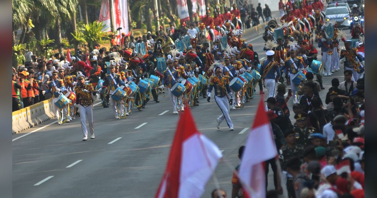 FOTO: Antusiasme Ribuan Warga Saksikan Kirab Bendera Merah Putih dan Naskah Proklamasi Menuju IKN