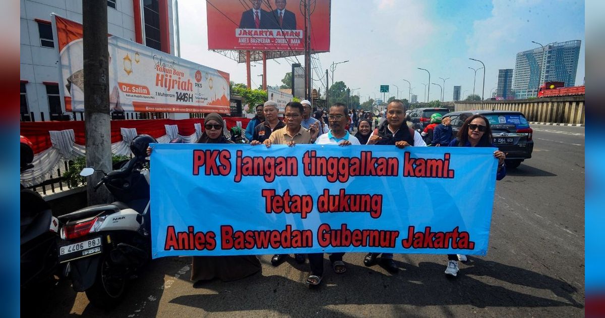 FOTO: Isu PKS Akan Merapat ke Koalisi Indonesia Maju, Massa Demonstran Datangi Markas PKS Bentangkan Poster 'Setia Pada Rakyat'