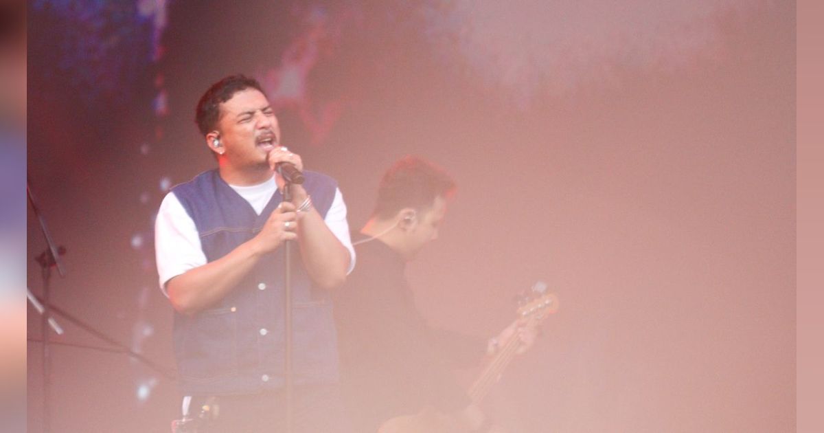 FOTO: Penuh Haru, Ini Momen Sal Priadi Bawakan 'Gala Bunga Matahari' di Panggung The Sounds Project