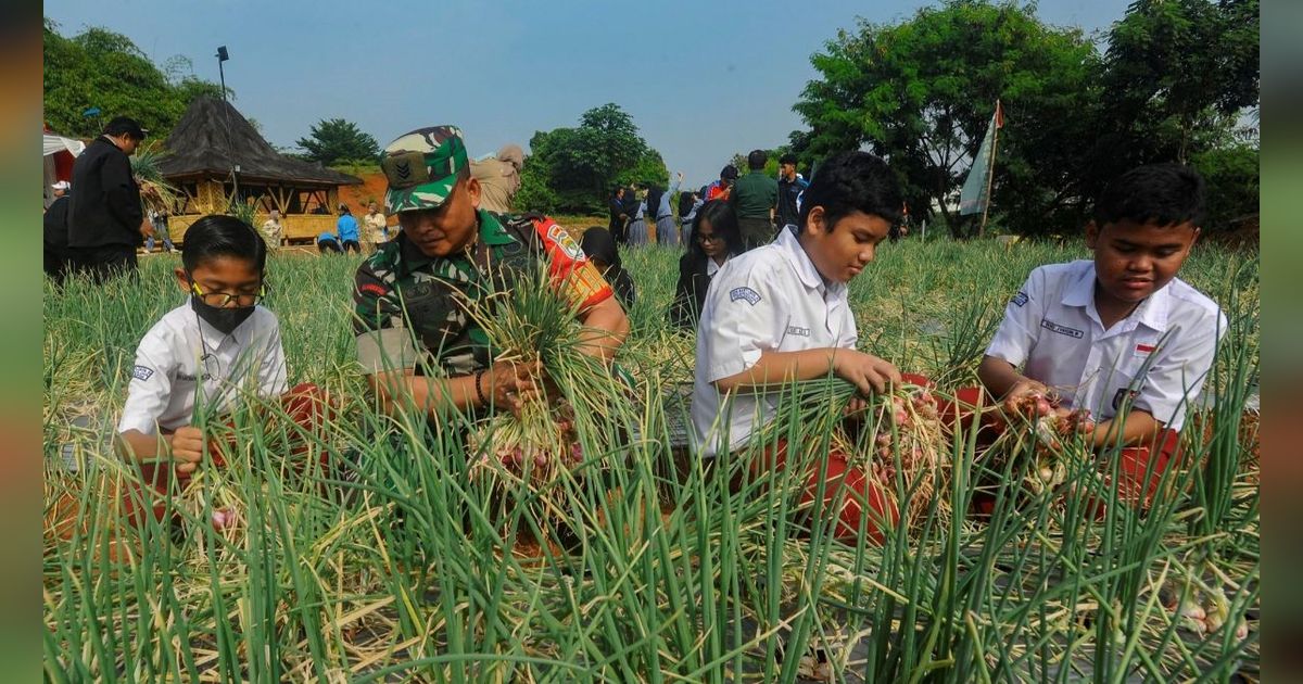 FOTO: Keceriaan Anak-Anak Sekolah Panen Bawang Bersama Anggota TNI di Depok