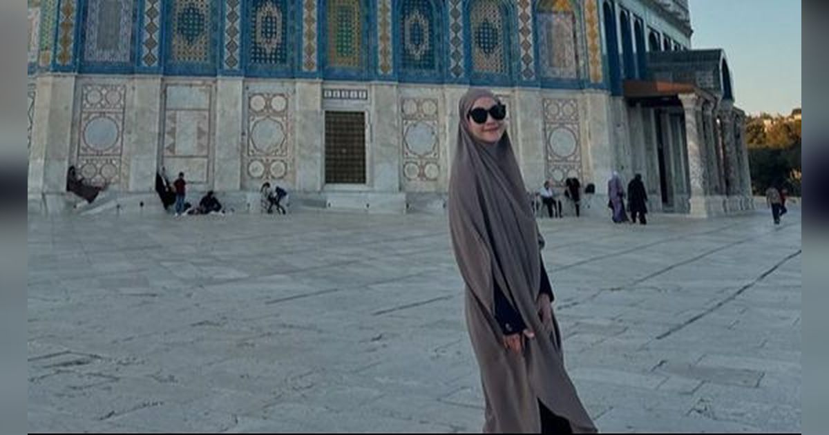 Potret Zaskia Mecca Kunjungi Masjid Al-Aqsa, Beri Pesan Wasiat
