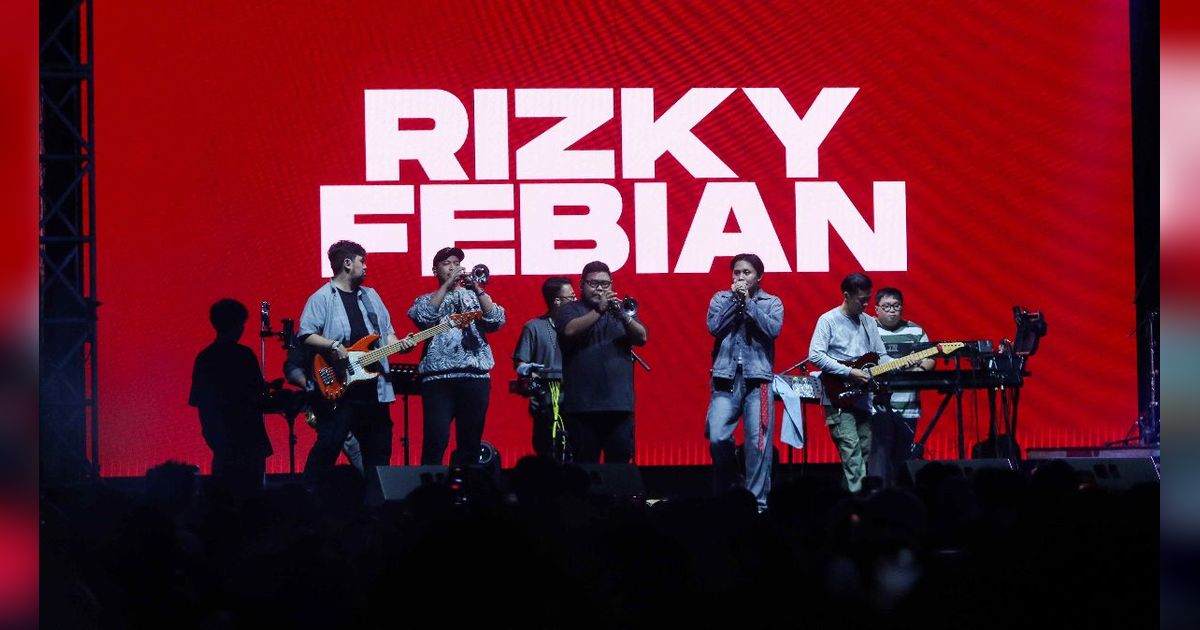 FOTO: Rizky Febian Bikin Penonton Hanyut dalam Suasana Malam The Sounds Project 2024