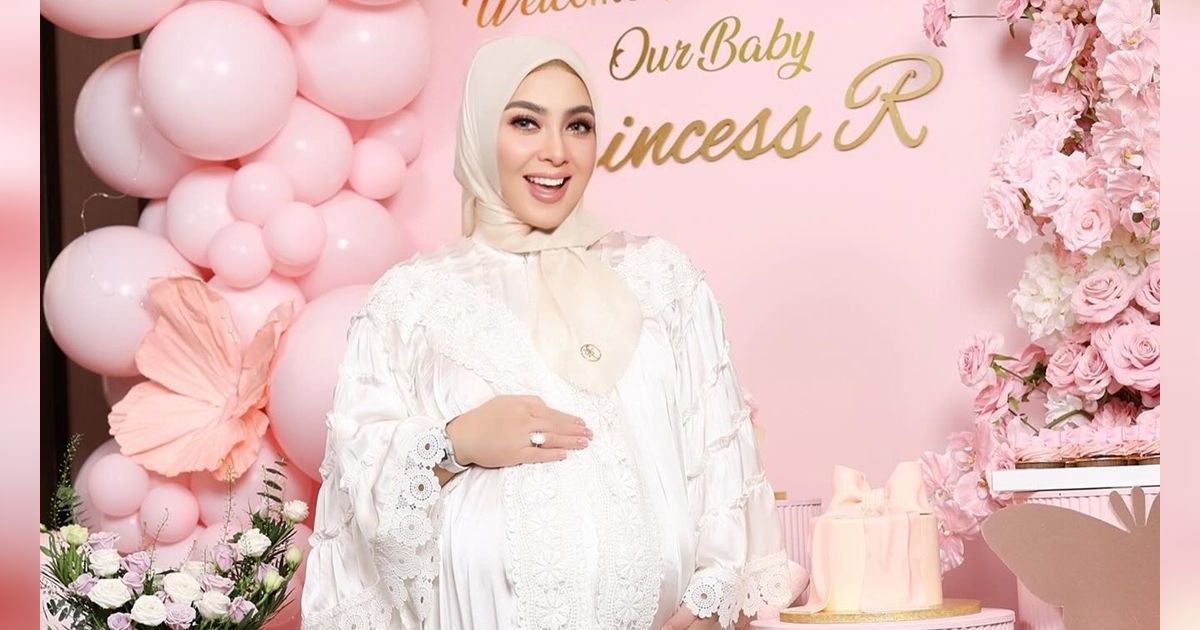 Tetap Cetar, Potret Perdana Syahrini Usai Melahirkan, Paras Cantik Baby R Bikin Penasaran