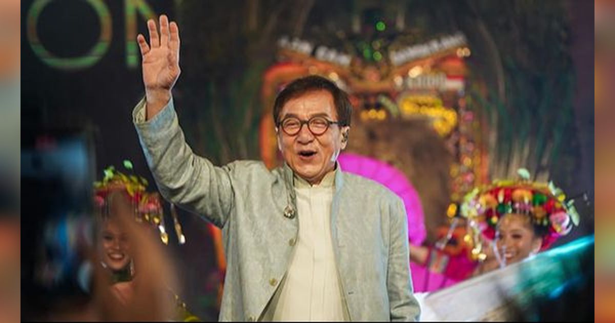 Potret Jackie Chan Dateng ke Indonesia Naik Jet Pribadi, Tolak Dipayungi Sambil Senyum