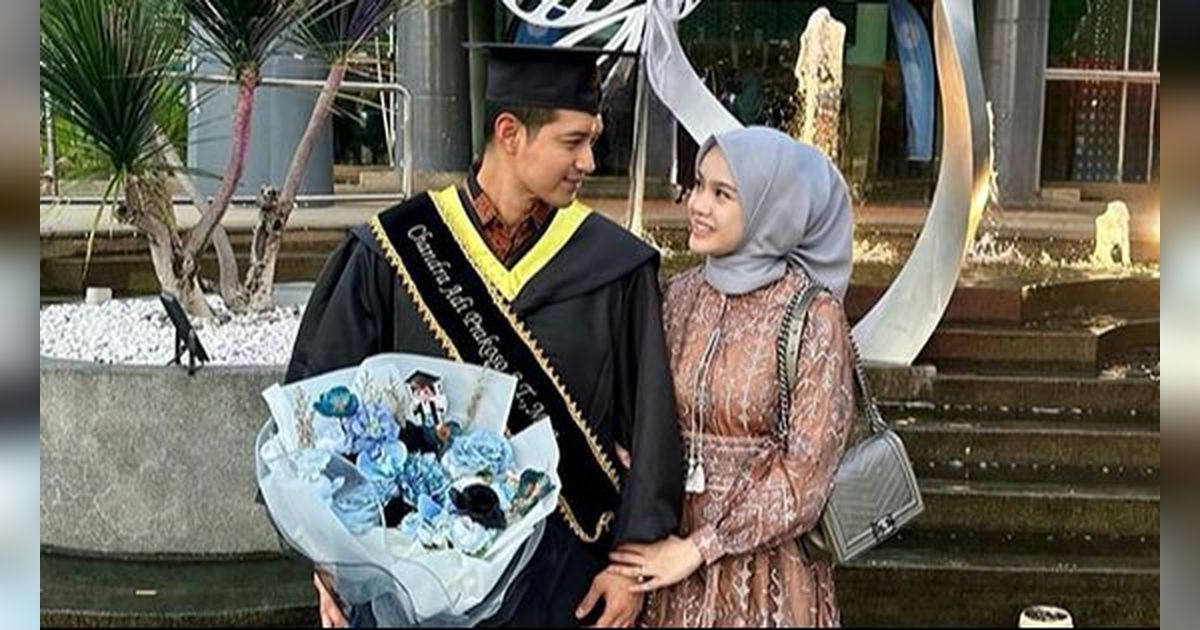 Potret Chand Kelvin Wisuda S2 di Malaysia