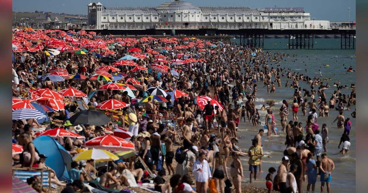 FOTO: Tak Peduli dengan Gelombang Panas, Ribuan Warga Inggris Tetap Asyik Berjemur Padati Tepi Danau dan Pantai