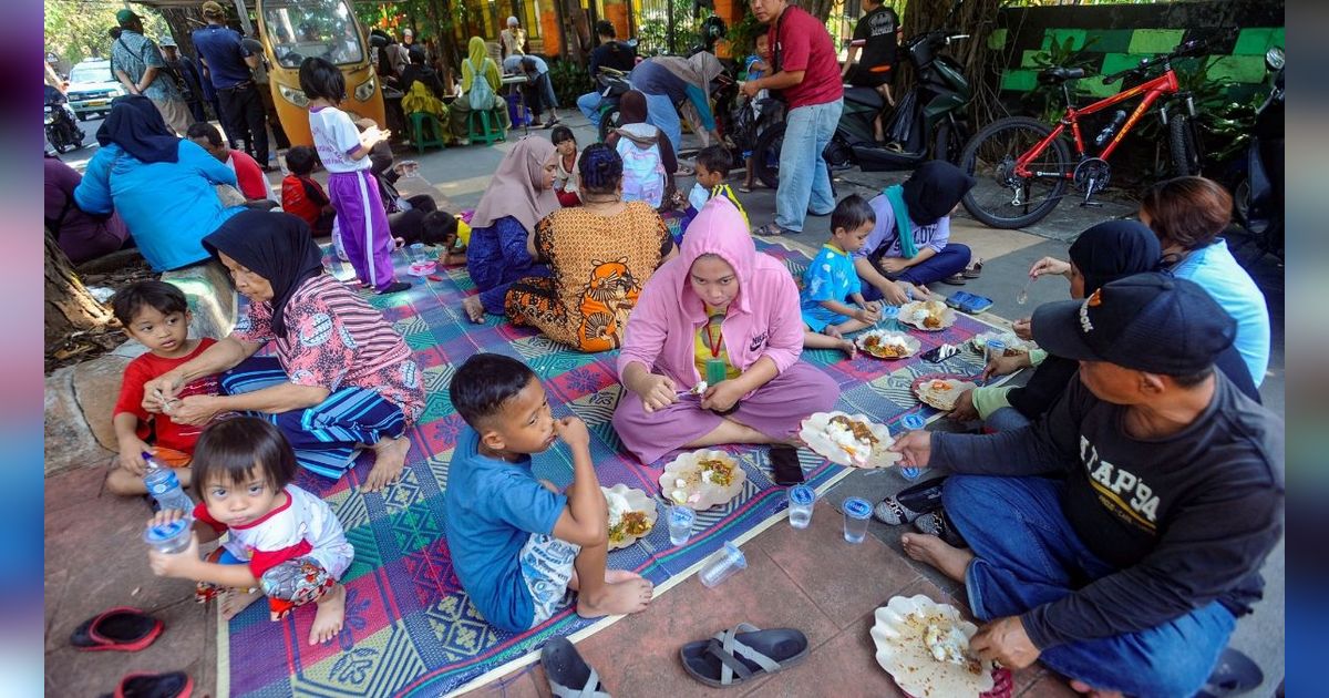 FOTO: Indahnya Berbagi Makan Siang Gratis, 250 Paket Nasi Dibagikan Cuma-Cuma Oleh Alumni SMA di Jati Padang