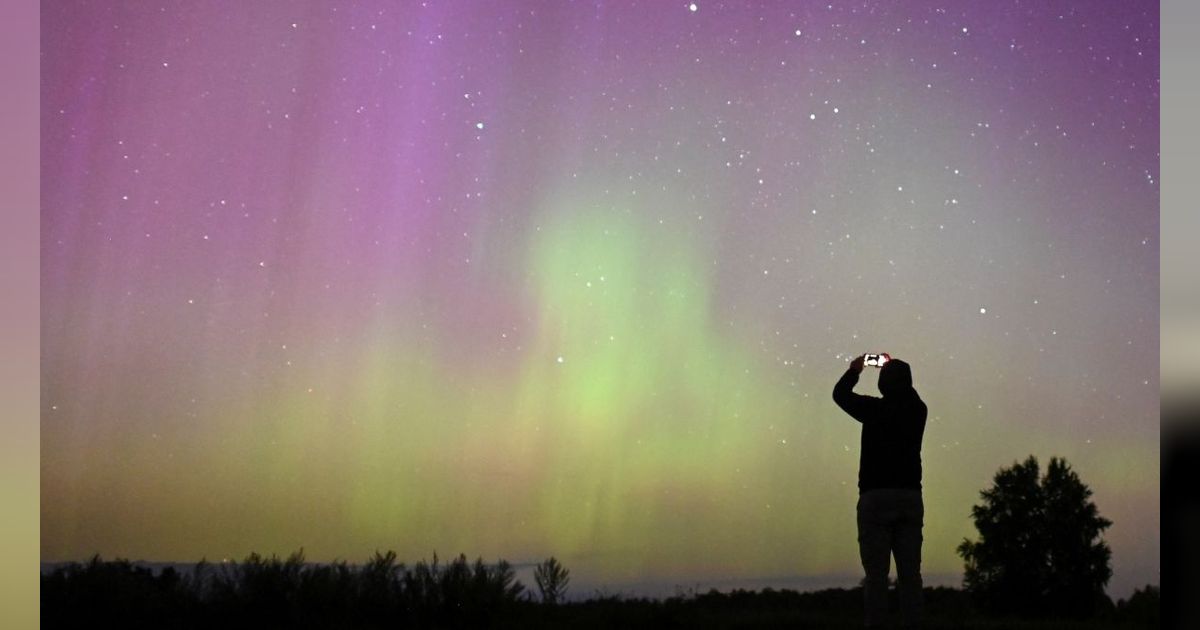 FOTO: Penampakan Dua Fenomena Langka Saat Aurora Borealis dan Hujan Meteor Perseid Menghiasi Langit Rusia