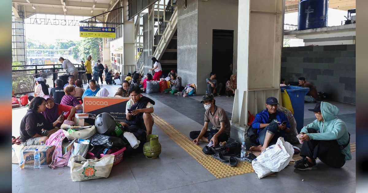 FOTO: Bangunan Rumah Ludes, Puluhan Korban Kebakaran Terpaksa Mengungsi di Stasiun Manggarai