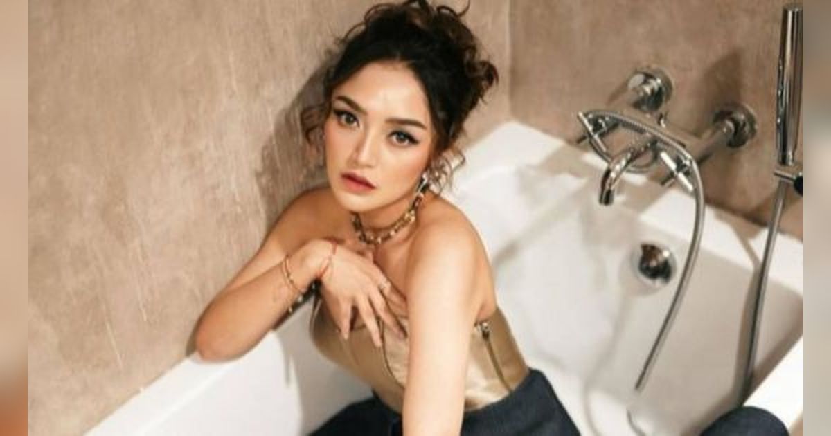 Dipuji Cantik, 8 Foto Pemotretan Siti Badriah di Bathup dan Gayanya Sangat Berkelas Sekali