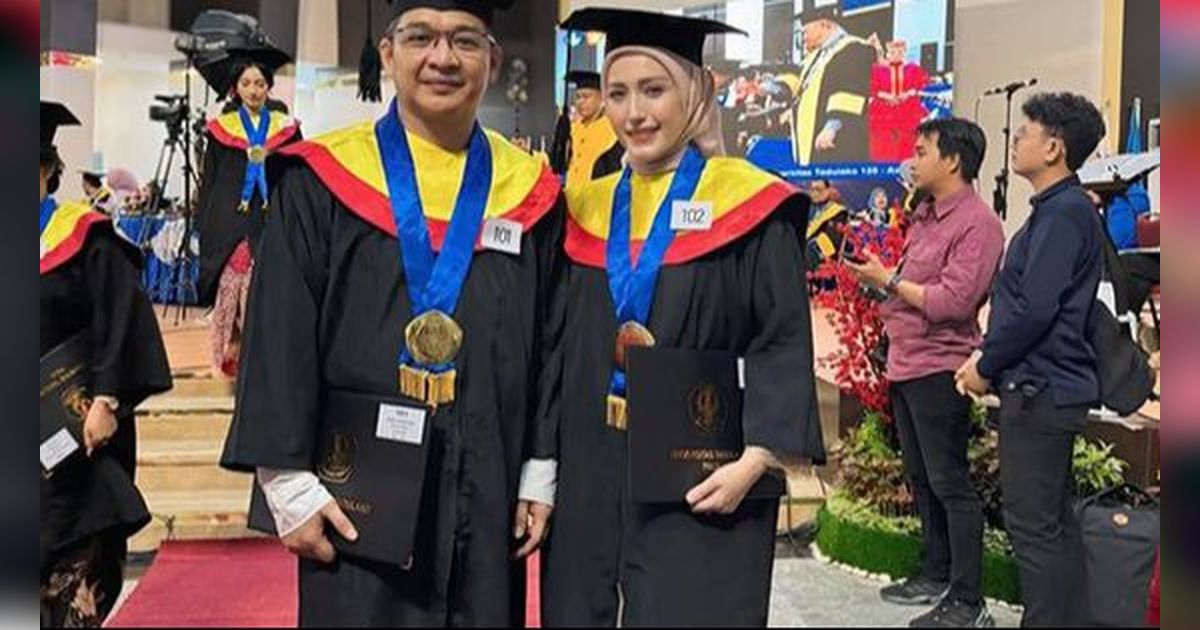 Potret Pasha Ungu Wisuda Bareng Adelia Wilhelmin, Lulus Kuliah Tujuh Tahun