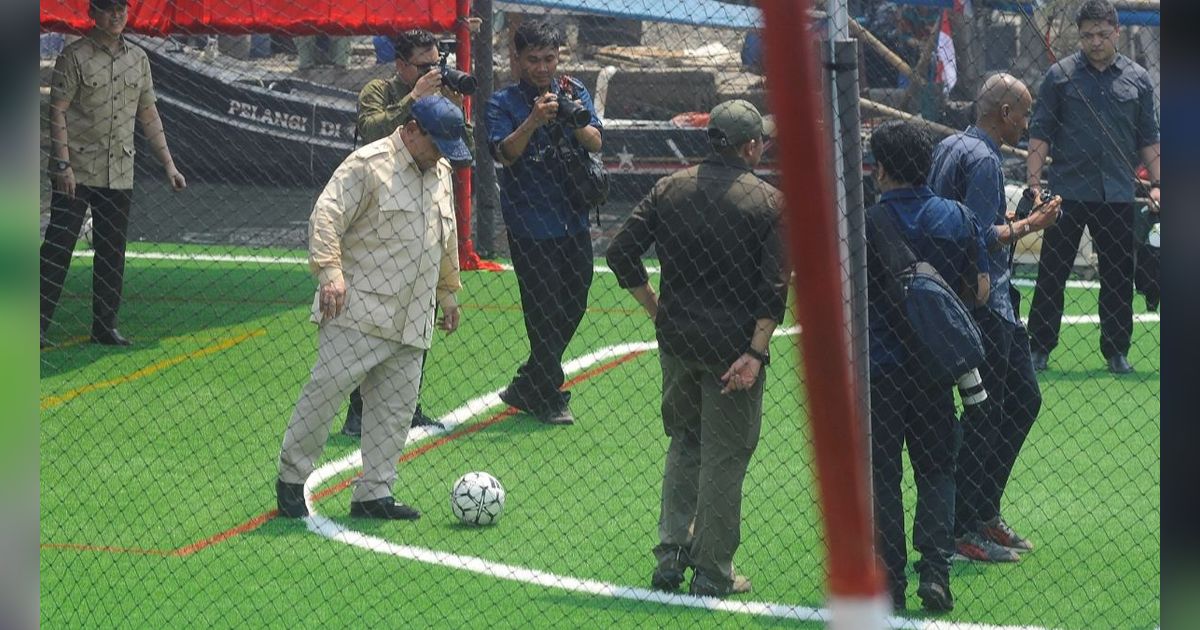 FOTO: Aksi Prabowo Main Bola Bersama Anak-Anak Nelayan Muara Angke saat Tinjau 200 Rumah Apung Gratis