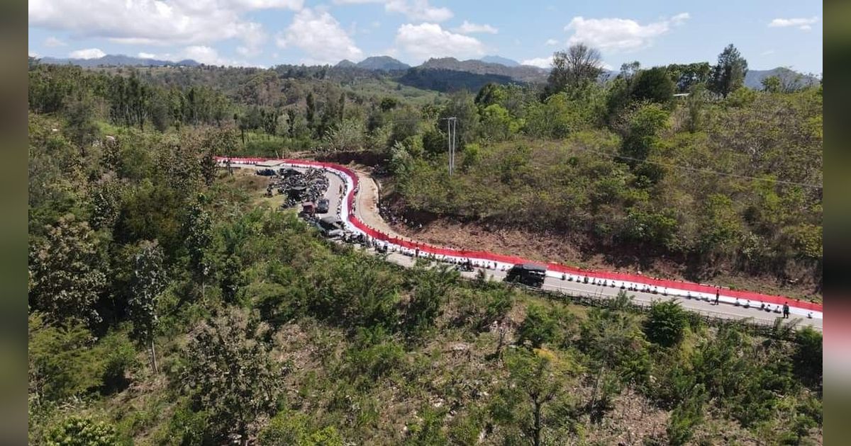 FOTO: Penampakan Bendera Merah Putih Terpanjang Dibentangkan Ratusan Warga NTT di Tapal Batas RI-Timor Leste