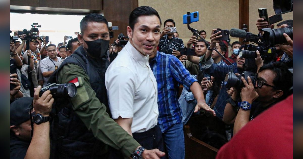 FOTO: Ekspresi Harvey Moeis Mendengar Dakwaan JPU Saat Sidang Perdana di Pengadilan Tipikor