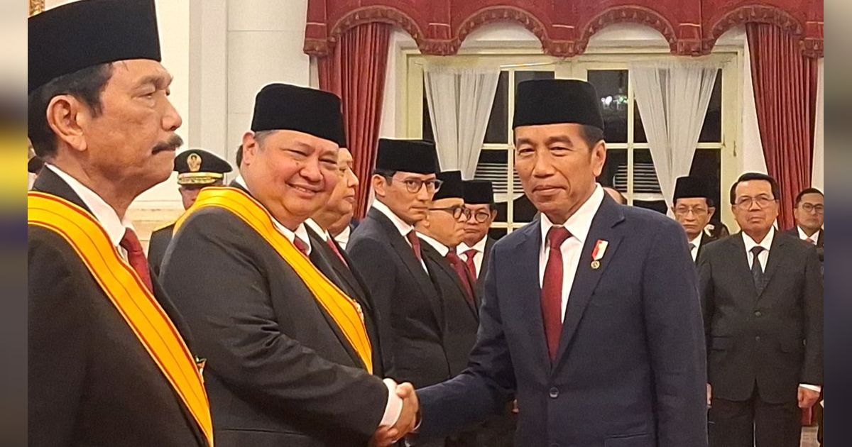 FOTO: Senyum Semringah Airlangga Hartarto Terima Tanda Kehormatan dari Jokowi