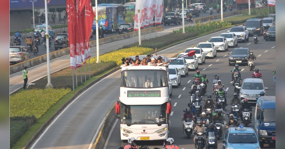 FOTO: Pawai Rombongan Atlet Olimpiade Paris 2024 Ramaikan Jalan Protokol Jakarta