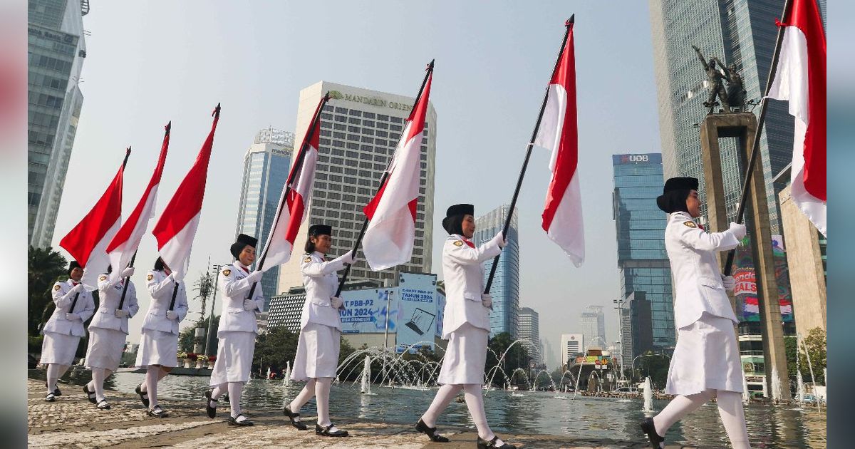 FOTO: Jelang HUT ke-79 Kemerdekaan RI, Aksi Paskibra Kibarkan Merah Putih Hiasi Monumen Selamat Datang