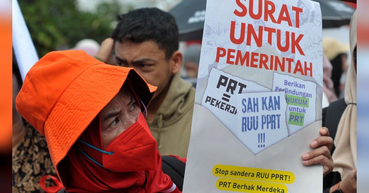 FOTO: Tuntut Pengesahan RUU Perlindungan PRT, Massa Perempuan Geruduk Gedung DPR