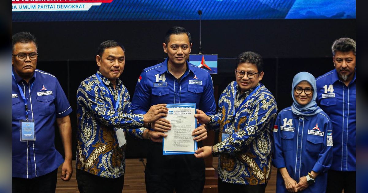 FOTO: Momen AHY Serahkan Surat Rekomendasi Partai Demokrat untuk Puluhan Bakal Calon Kepala Daerah di Pilkada 2024