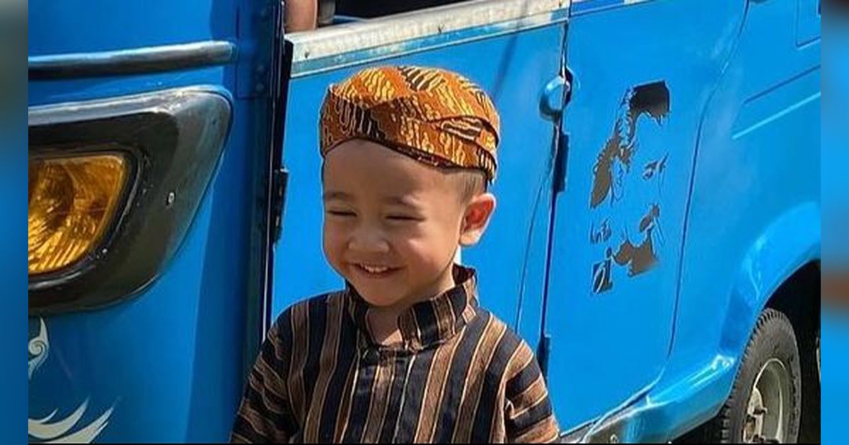 Gaya Gemas Rayyanza Rayakan 17an, Baju Merakyat tapi Harga Sandalnya Bikin Dompet Menjerit