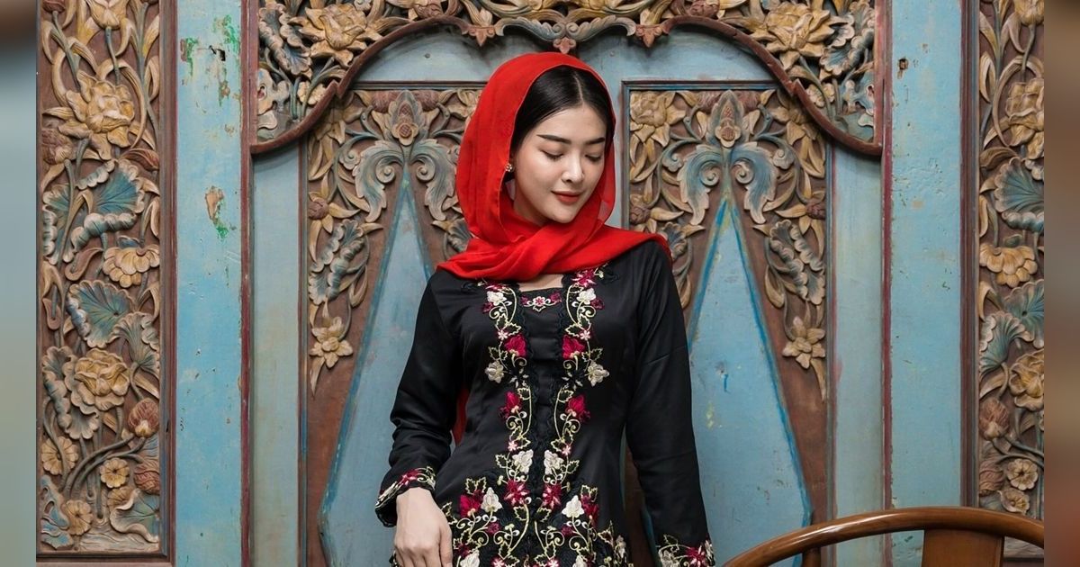 8 Potret Dara Sarasvati Selebgram Viral Pakai Baju Kebaya Khas Indonesia, Penampilannya Bikin Melongo