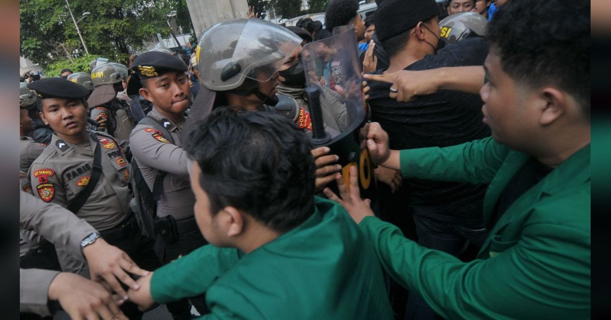 FOTO: Demo Mahasiswa Saat Sidang Tahunan di Gedung DPR Diwarnai Aksi Saling Dorong dengan Polisi