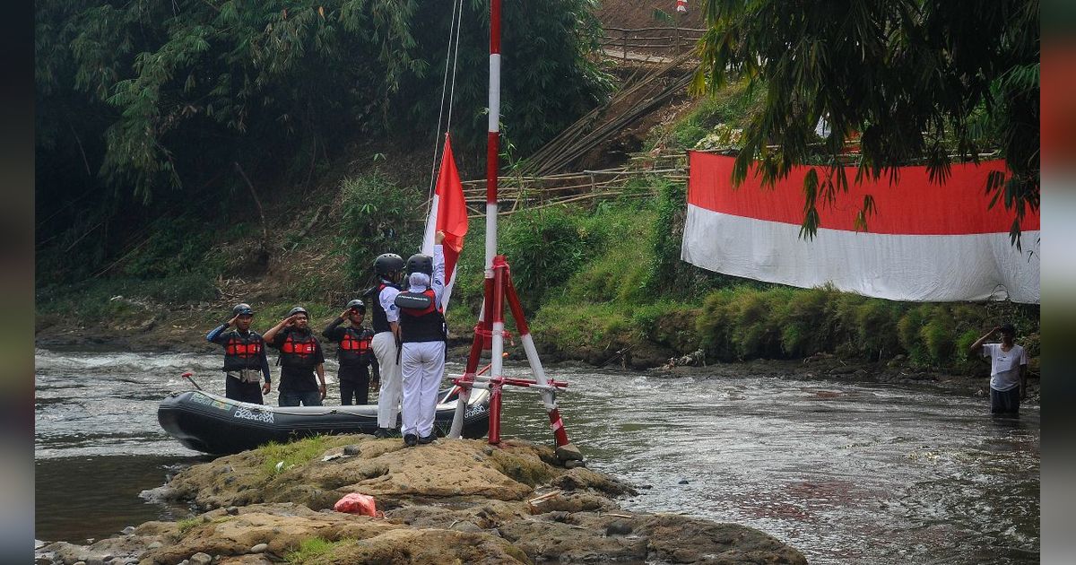 FOTO: Semarakkan HUT Kemerdekaan RI, Warga Gelar Upacara di Sungai Ciliwung