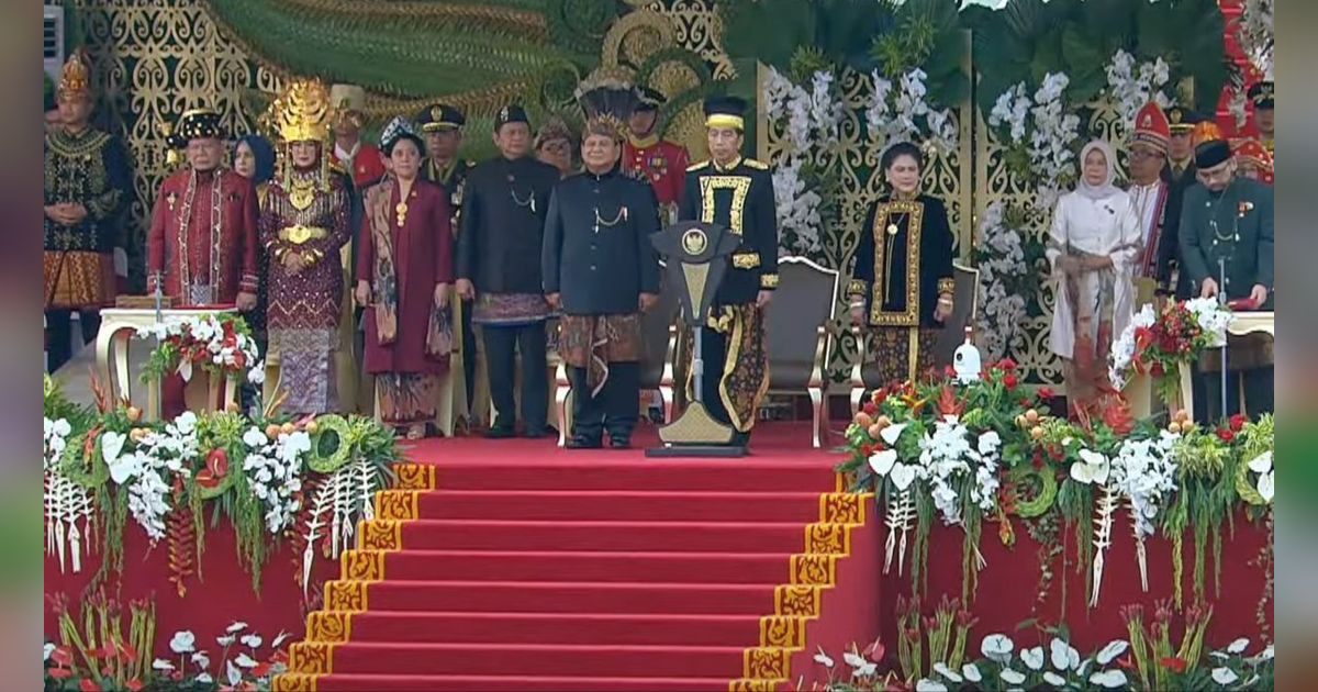 Pimpin Upacara HUT Kemerdekaan RI di Istana yang Berbeda, Jokowi-Maruf Kompak Pakai Baju Adat Kalimantan